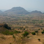 Blick über die trockene Landschaft bei Mphunzi, Malawi
